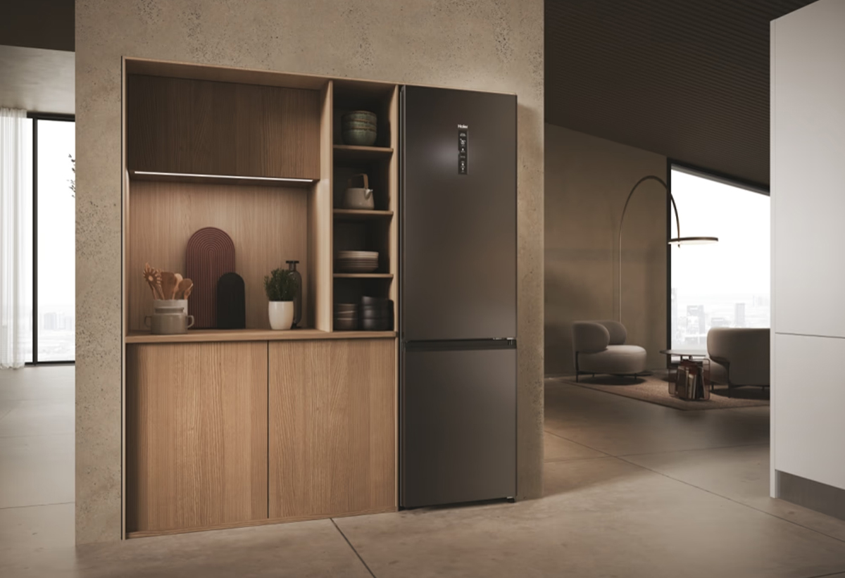 Απεικονίζεται το ψυγείο εγκατεστημένο σε κουζίνα.